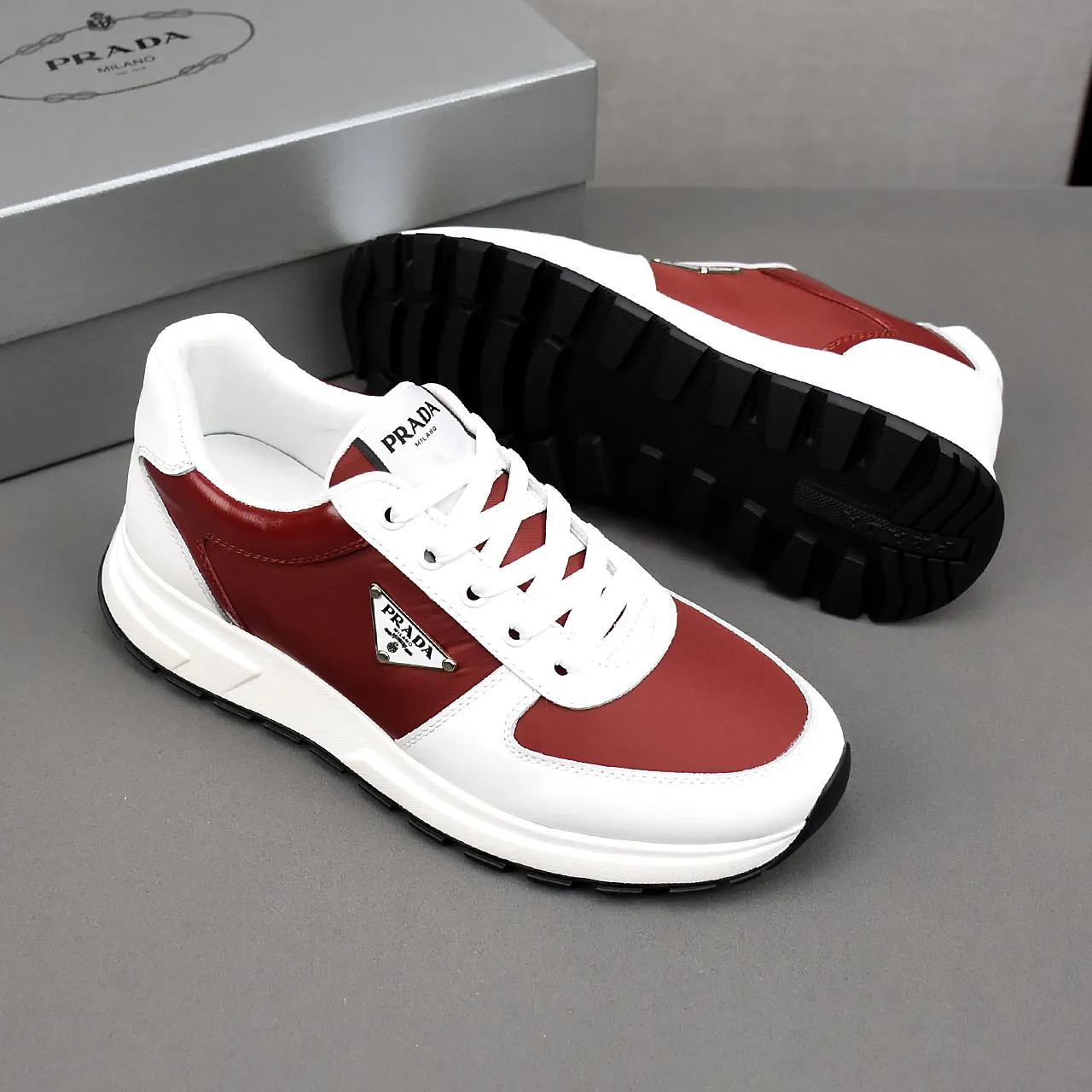 PP460👟👟👟Prada/Prada Prax men's series casual sports shoes Prax sports shoes combine style and comfort, with a unique sports design defined by exquisite materials and details. Fashionable, casual and versatile, it is decorated with an enameled triangle logo on the outside, a Prada Milano printed logo on the tongue, and a 2.5cm lightweight two-tone rubber sole for a comfortable wearing experience! Size: 38-39-40-41-42-43-44 standard leather shoe size